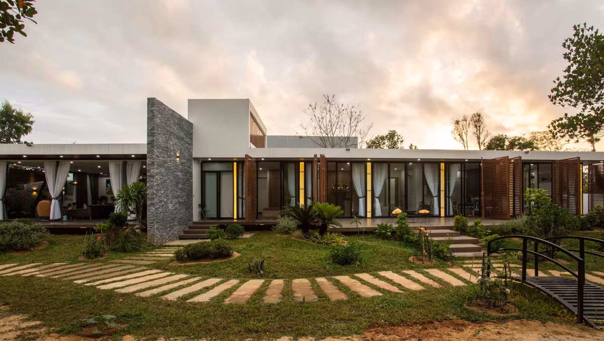 Để hạn chế hấp thụ nhiệt, kiến trúc sư cải tiến phần mái nhờ sử dụng loại mái lợp chống nóng cho lớp phía trên. Lớp dưới là kết cấu bê tông cốt thép chịu lực.