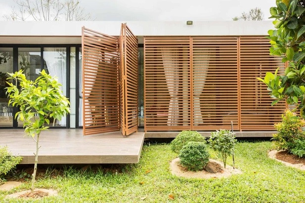 Sàn nhà được nâng lên cao hơn so với mặt đất để chống ngập úng và chống ẩm vào mùa mưa.