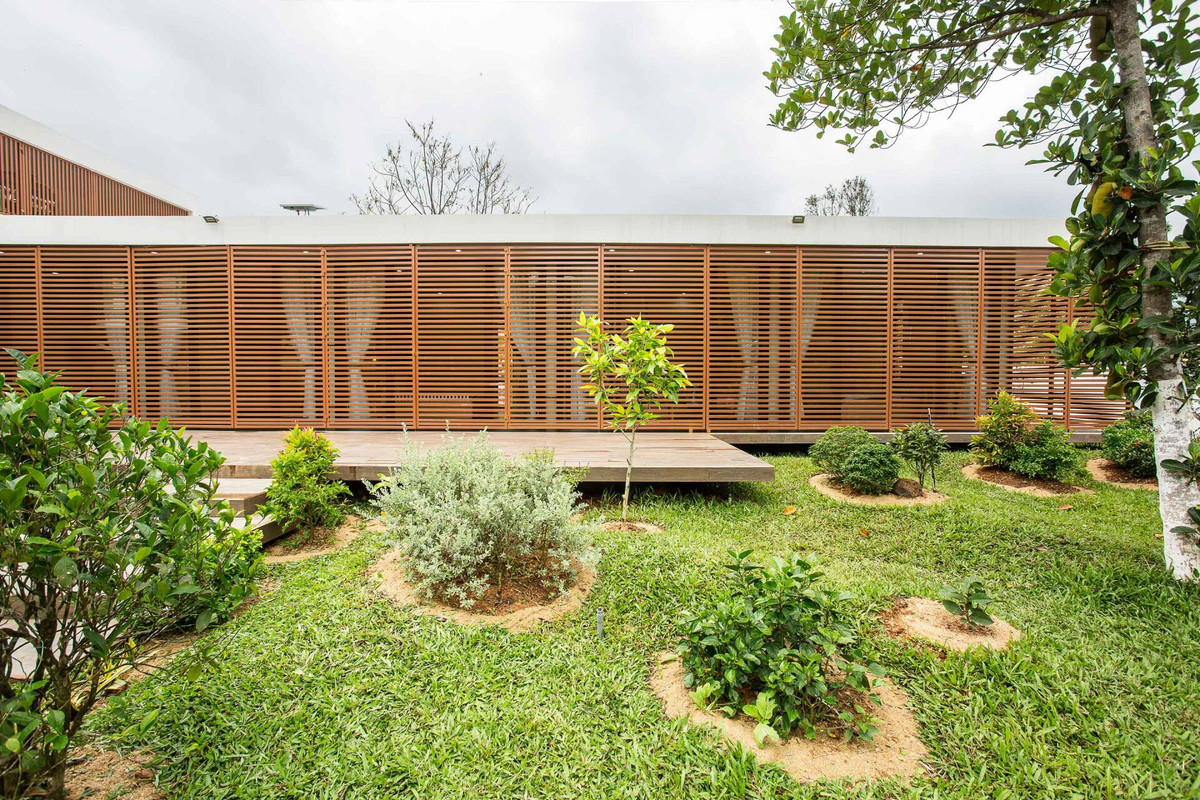 Cây xanh trồng xung quanh giúp ngôi nhà thanh lọc không khí và cản bớt tác động của khói bụi.