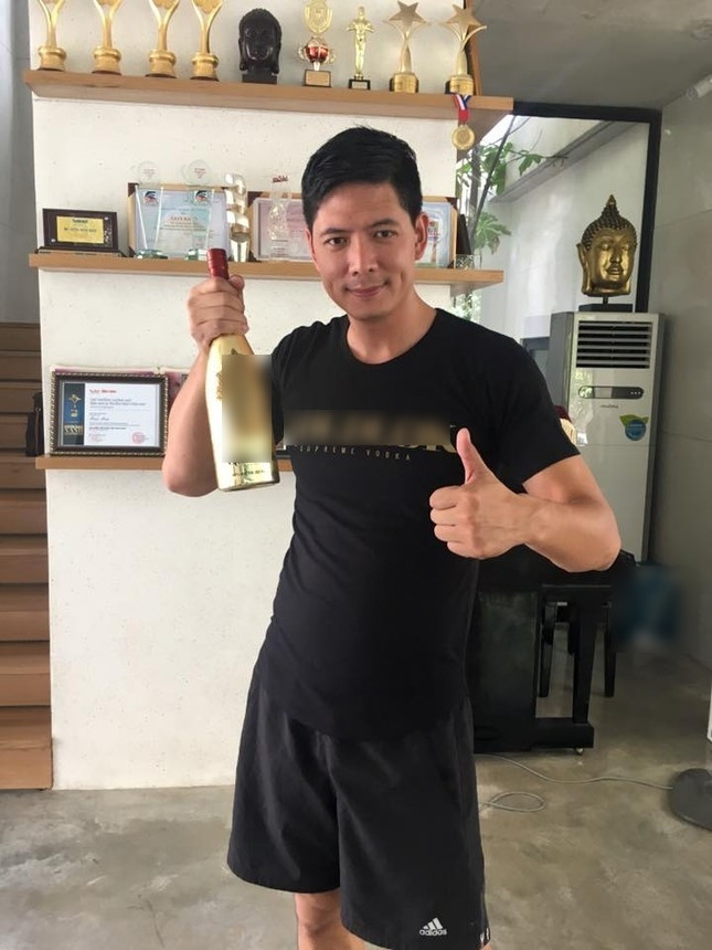 Góc nhỏ cạnh cầu thang được bài trí cúp lưu niệm, kỉ niệm chương mà Bình Minh đạt được trong sự nghiệp của mình. Ảnh: FB Bình Minh