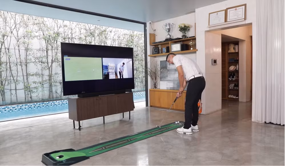 Trong nhà, nam diễn viên còn thiết kế một góc tập golf. Ảnh: Zing