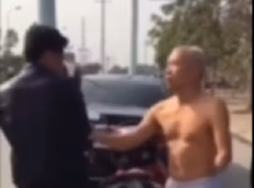 Clip: Va chạm xe, ông chú khuyết tật tung đòn "dạy dỗ" thanh niên trẻ Clip: Va cham xe, ong chu khuyet tat tung don