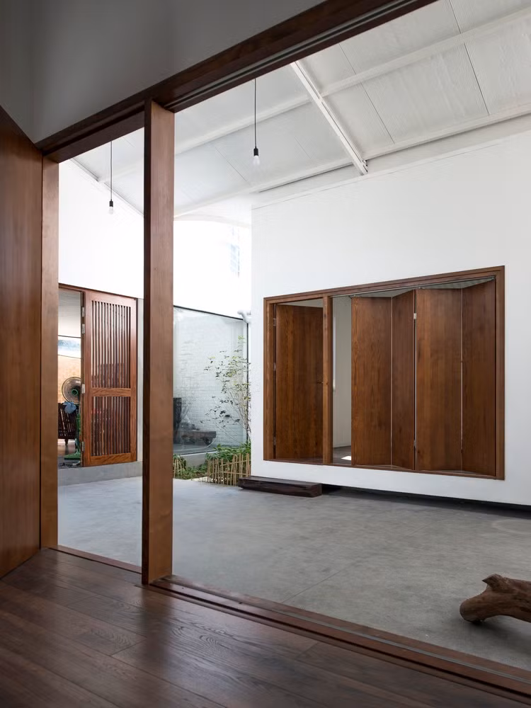 Sân là không gian chung, đóng vai trò thông gió cho ngôi nhà.