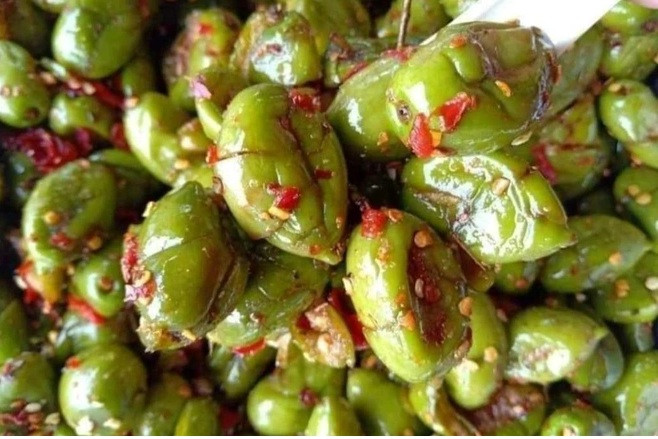 Thời điểm trái rộ, có chủ vườn bán được gần 100kg trái mà vẫn không đủ cung cấp cho khách. Ảnh: Dân trí