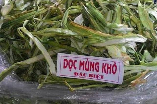 Ngoài dọc mùng tươi, trên sàn thương mại điện tử còn bán dọc mùng khô với giá 400.000 đồng/kg. Ảnh: Dân Việt
