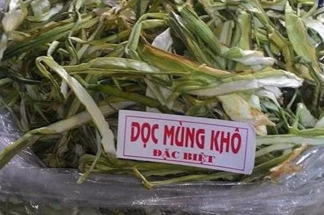 Ngoài dọc mùng tươi, trên sàn thương mại điện tử còn bán dọc mùng khô với giá 400.000 đồng/kg. Ảnh: Dân Việt