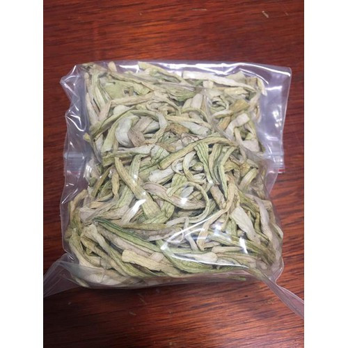 Dù đắt như vậy song khách muốn mua đều phải đặt trước mới có. Dọc mùng khô chỉ cần ngâm nước, sau đó nấu canh cá, bung sườn heo...rất tiện. Ảnh: Facebook