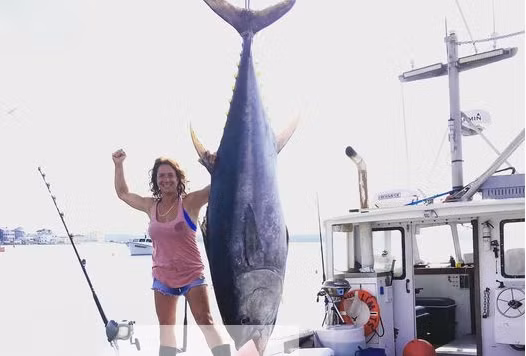 Nguoi phu nu mot minh keo con ca ngu vay xanh nang 450 kg len thuyen