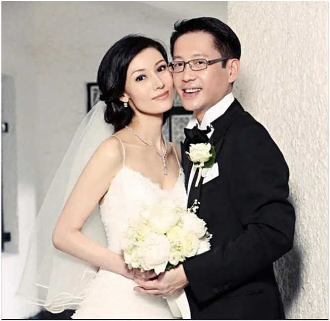 Chưa đầy 10 năm sau đó, Hứa Tấn Hanh lén lút qua lại với Hoa hậu Hong Kong 1988 Lý Gia Hân.