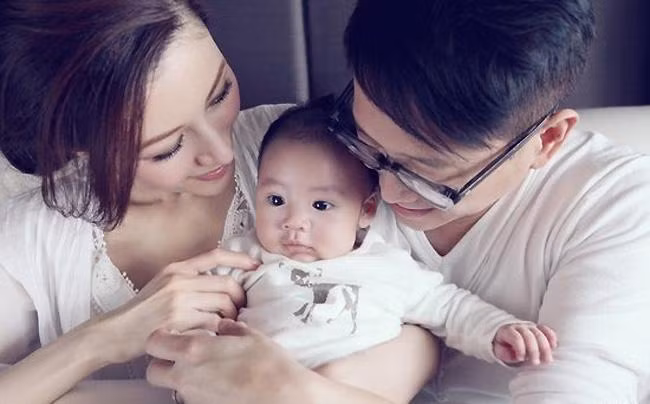 Một trong số những nguyên tắc đó là Lý Gia Hân không được "động vào" khoản tài sản 1 tỷ đô la Hong Kong (19,5 triệu USD) mà cô được hưởng khi trở thành con dâu nhà họ Hứa.