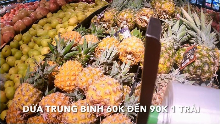 Nếu như dứa ở Việt Nam giá chỉ vài nghìn đồng/trái khi vào mùa thì tại siêu thị ở Dubai, dứa trung bình từ 60.000 - 90.000 đồng/quả. Ảnh: Chụp màn hình YouTube Oanh Huỳnh