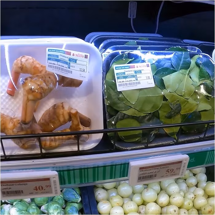 Đáng chú ý nhất là riềng củ 250.000 đồng/kg, lá chanh 360.000 đồng/kg. Ảnh: Chụp màn hình YouTube Oanh Huỳnh