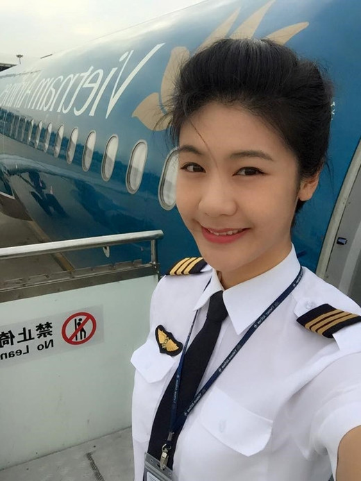 Huỳnh Lý Đông Phương cũng là nữ cơ trưởng đầu tiên của đội bay Airbus A321 (Vietnam Airlines). Ảnh: FBNV