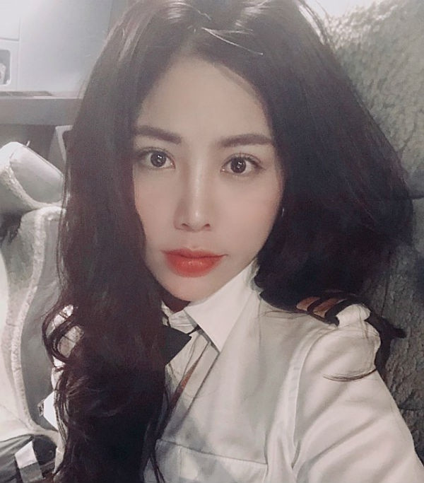Gắn bó với ngành hàng không hơn 10 năm nay, Võ Hồng Hạnh (sinh năm 1985) từ một nữ tiếp viên đã vượt qua nhiều khó khăn để trở thành "nữ cơ phó xinh nhất Việt Nam". Ảnh: Giadinhonline