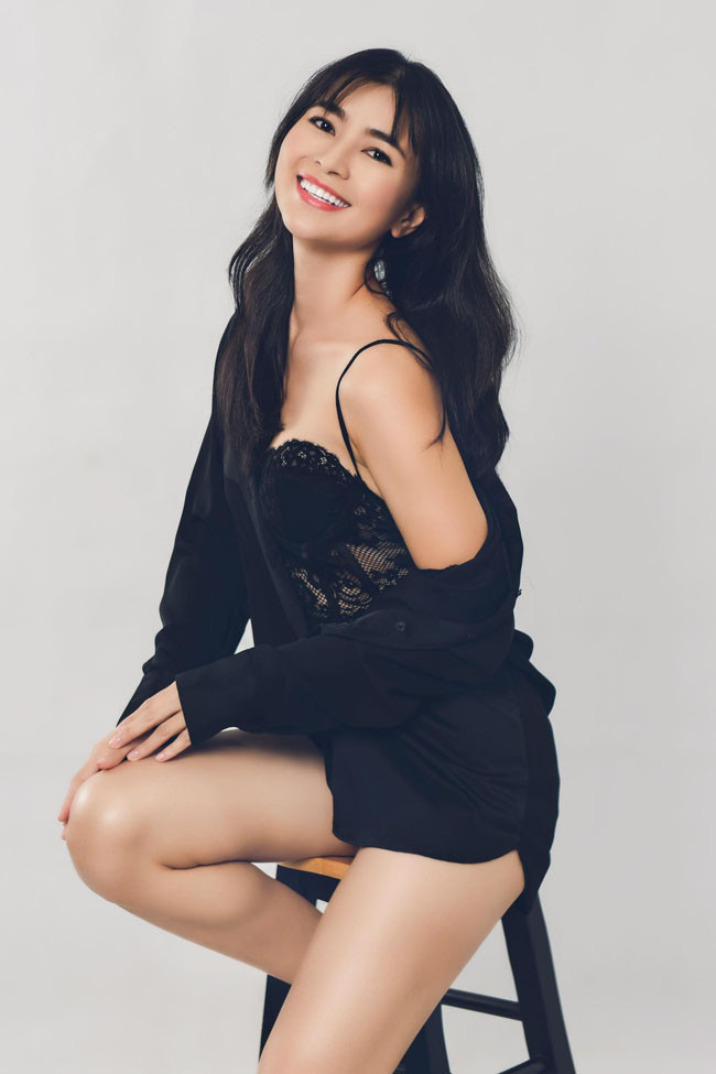 Nữ phi công nổi bật với vẻ đẹp thanh thoát, mong manh. Ảnh: Dân Việt