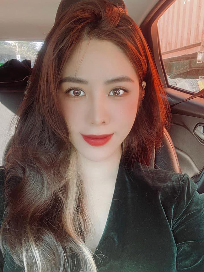 Chẳng ai nghĩ, nữ phi công xinh đẹp đã là mẹ của hai con. Ảnh: FBNV Ai cũng nghĩ Hồng Hạnh chỉ như gái đôi mươi vì nhan sắc trẻ trung bất ngờ. Ảnh: FBNV