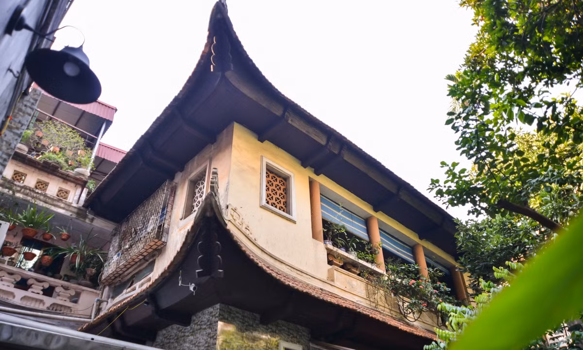 Tổng thể diện tích của ngôi nhà lên đến 700m2. Nhà xây theo kiến trúc Pháp cổ ngày xưa nhưng vẫn hài hòa những đường nét đậm chất làng quê Việt. Ảnh: Reatimes