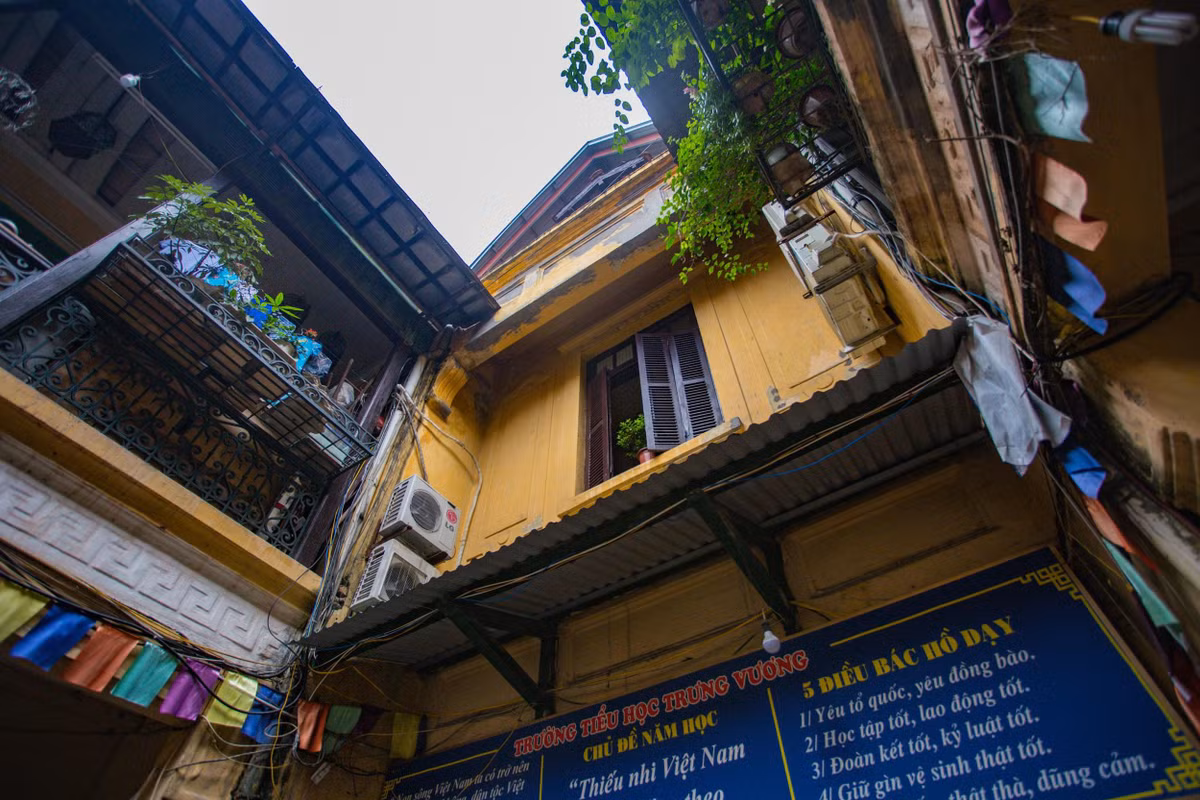 Căn biệt thự này được thiết kế bởi một kiến trúc sư nổi tiếng người Pháp, đi kèm là đội nhân công xây dựng lên tới gần 100 người từ các tỉnh thành gần Hà Nội. Ảnh: Dân Việt