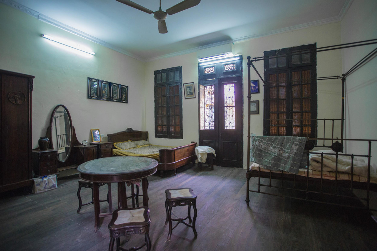 Đặc biệt, tất cả đồ gỗ trong gia đình đều là loại gỗ lim cổ thụ tốt nhất để nhằm giúp ngôi nhà đông ấm, hè mát. Ảnh: Dân trí