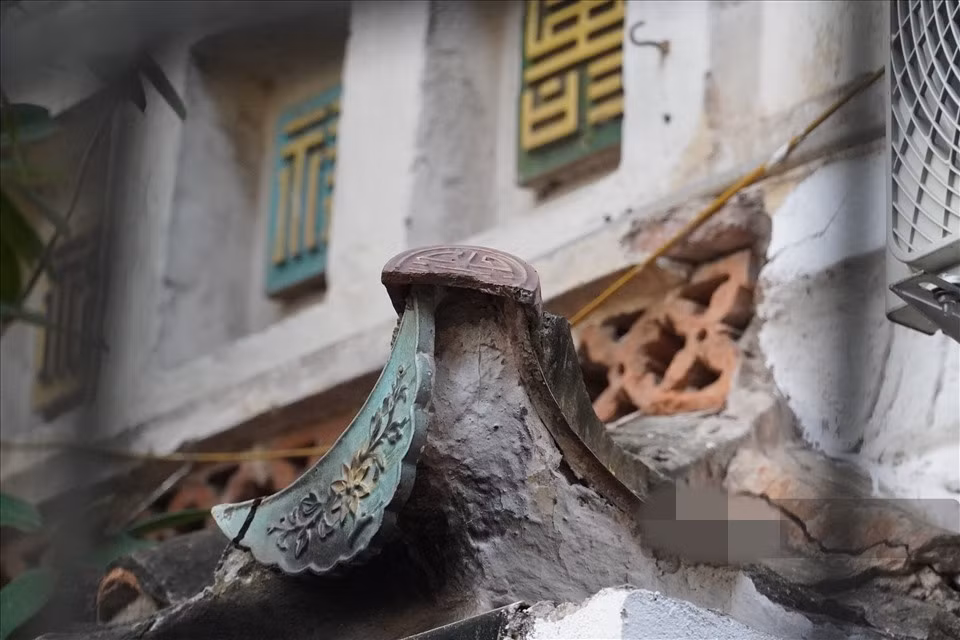 Hiện, ngôi biệt thự là nơi sinh sống của hơn 20 hộ gia đình. Một phần mái che ngôi nhà vẫn còn nguyên vẹn, giữ được những hoa văn nguyên bản. Ảnh: Lao động