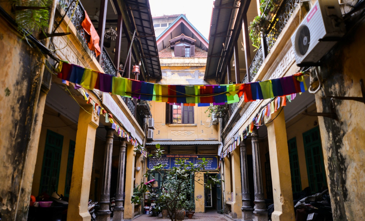 Căn biệt thự Pháp cổ nằm sâu trong ngõ 44 Hàng Bè (Hoàn Kiếm, Hà Nội) đã gần 100 năm tuổi nhưng vẫn giữ được những đường nét kiến trúc hoa văn nguyên bản. Ảnh: Reatimes