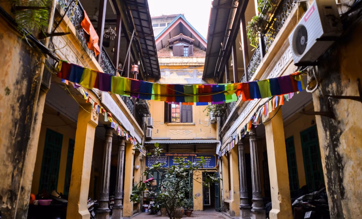 Căn biệt thự Pháp cổ nằm sâu trong ngõ 44 Hàng Bè (Hoàn Kiếm, Hà Nội) đã gần 100 năm tuổi nhưng vẫn giữ được những đường nét kiến trúc hoa văn nguyên bản. Ảnh: Reatimes