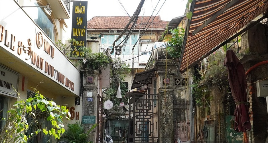 Được xây dựng cách đây gần 100 năm, căn biệt thự cổ nằm tại 14 Đường Thành đến nay, vẫn lưu giữ được những nét đẹp cổ kính từ xa xưa. Ảnh: Lao động