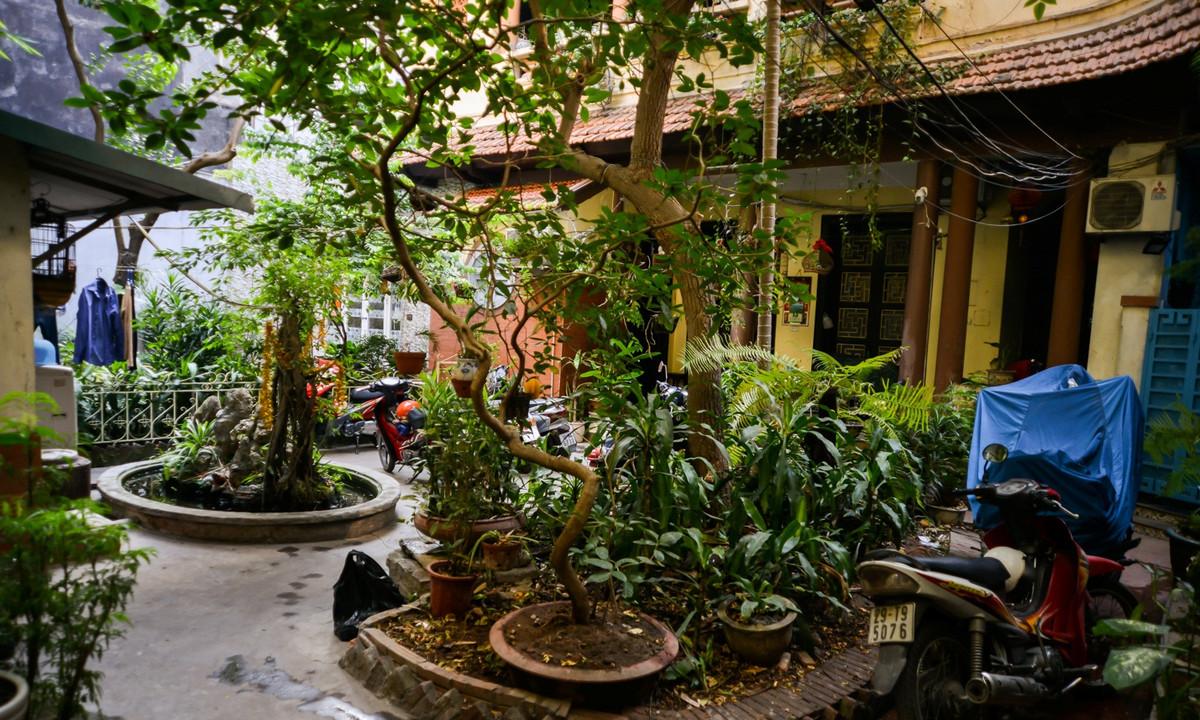 Nằm giữa trung tâm phố cổ Hà Nội, căn biệt thự cổ tại số 6 Đinh Liệt là công trình hiếm hoi vẫn giữ được nguyên vẹn kiến trúc xa xưa với khoảng trời sân vườn cùng nét độc đáo của kiến trúc Pháp. Ảnh: Reatimes