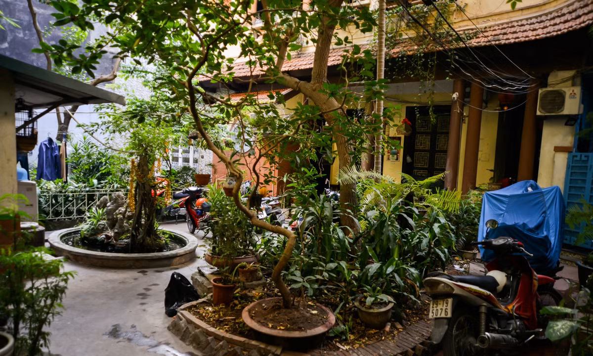 Nằm giữa trung tâm phố cổ Hà Nội, căn biệt thự cổ tại số 6 Đinh Liệt là công trình hiếm hoi vẫn giữ được nguyên vẹn kiến trúc xa xưa với khoảng trời sân vườn cùng nét độc đáo của kiến trúc Pháp. Ảnh: Reatimes