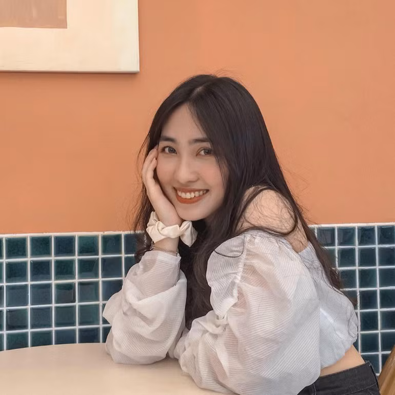 Nu sinh DH Kinh te quoc dan “doi mau toc theo tam trang”