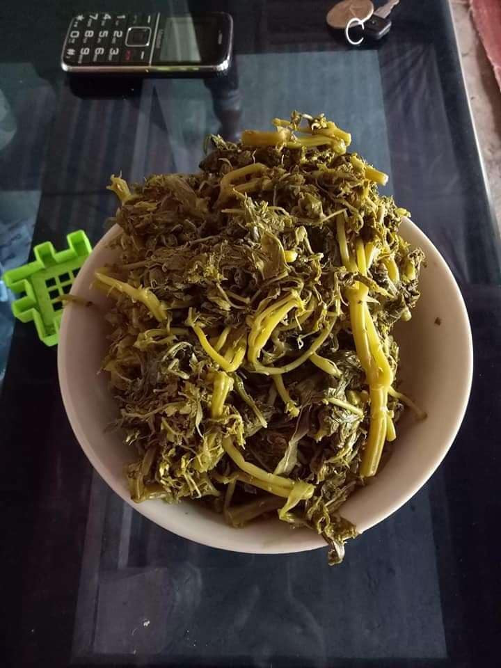 Chị Thảo (một người bán hàng online) cho biết, mấy năm gần đây, lá sắn muối chua được đông đảo khách hàng ưa chuộng. Ảnh: Facebook