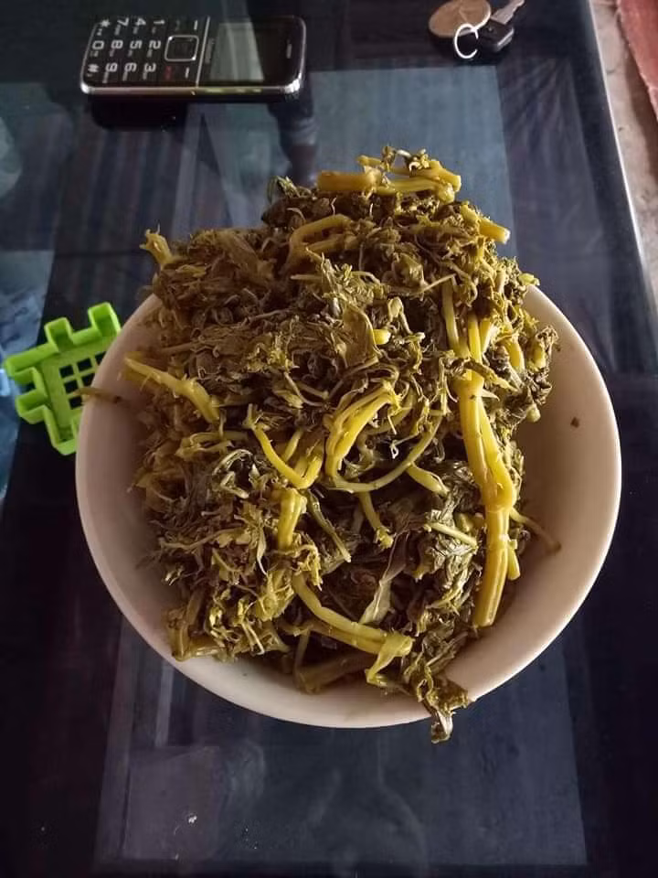 Chị Thảo (một người bán hàng online) cho biết, mấy năm gần đây, lá sắn muối chua được đông đảo khách hàng ưa chuộng. Ảnh: Facebook