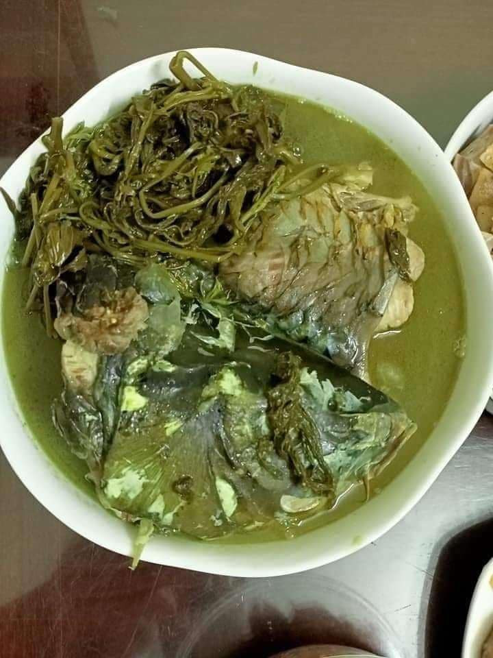 Từ rau sắn muối chua có thể chế biến thành nhiều món ăn dân dã như: rau sắn hầm xương, hầm chân giò, nấu canh cá, xào tỏi, nấu với lạc giã dập...Ảnh: Facebook