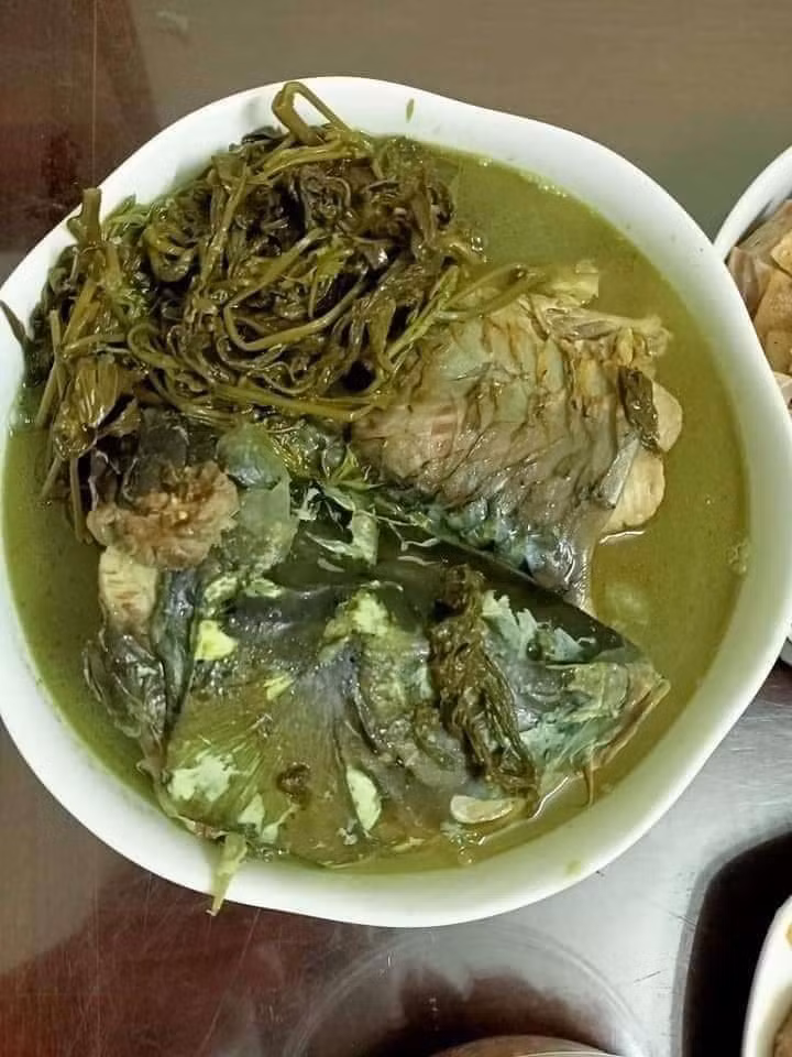 Từ rau sắn muối chua có thể chế biến thành nhiều món ăn dân dã như: rau sắn hầm xương, hầm chân giò, nấu canh cá, xào tỏi, nấu với lạc giã dập...Ảnh: Facebook