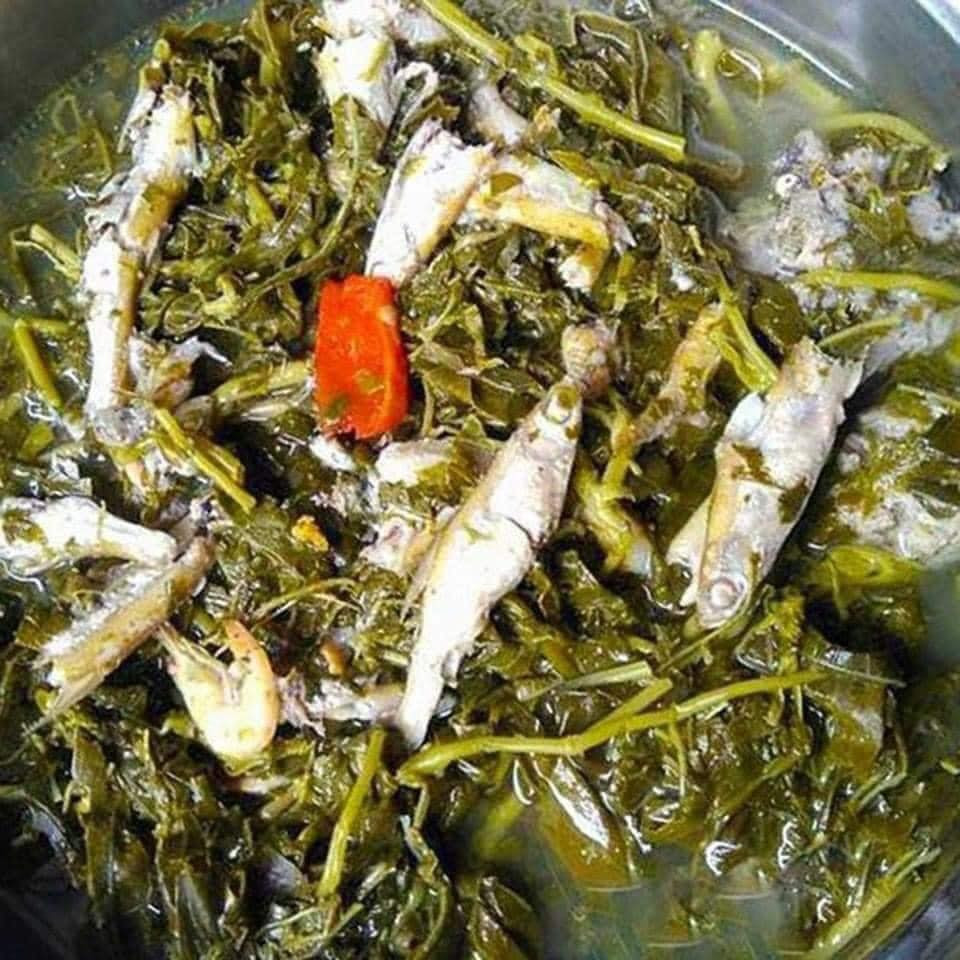 Rau sắn muối chua có mùi vị đặc biệt nên được nhiều người đặt mua. Ảnh: Facebook