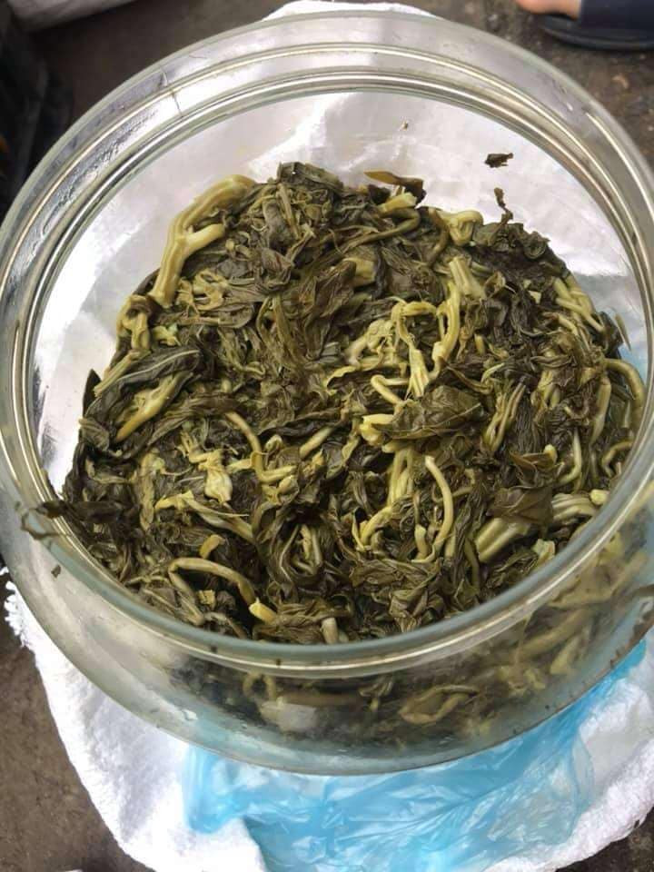 Vào mùa, có những tháng chị Thảo bán online được cả tấn lá sắn muối chua. Ảnh: Facebook