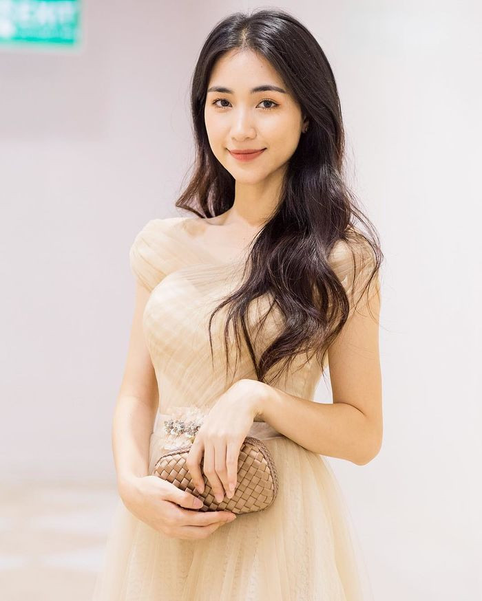 Mẫu túi bé nhỏ này cũng giá tới 50 triệu đồng. Nguồn ảnh: FB Hoà Nguyễn, IG Hòa Minzy