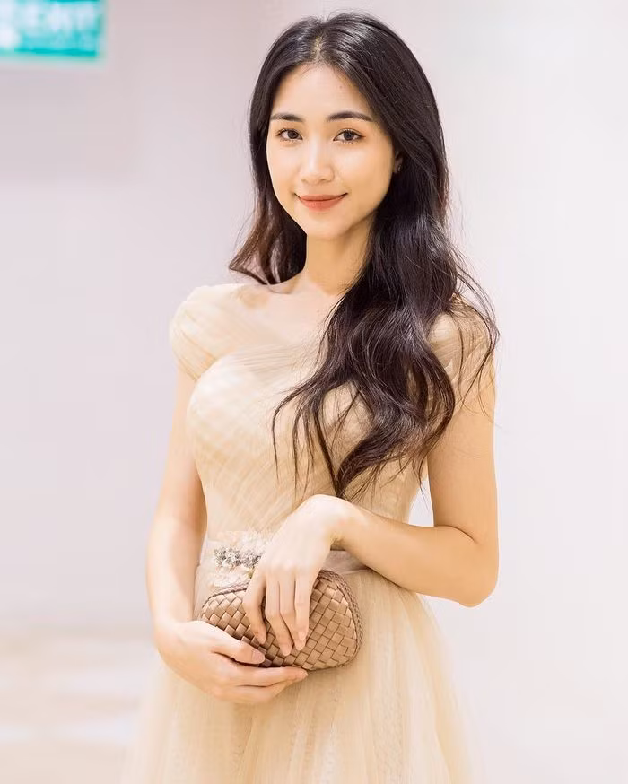 Mẫu túi bé nhỏ này cũng giá tới 50 triệu đồng. Nguồn ảnh: FB Hoà Nguyễn, IG Hòa Minzy