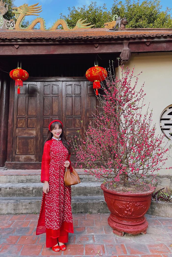 Chiếc túi bé xinh này của Hòa Minzy có giá trị hơn 80 triệu đồng.