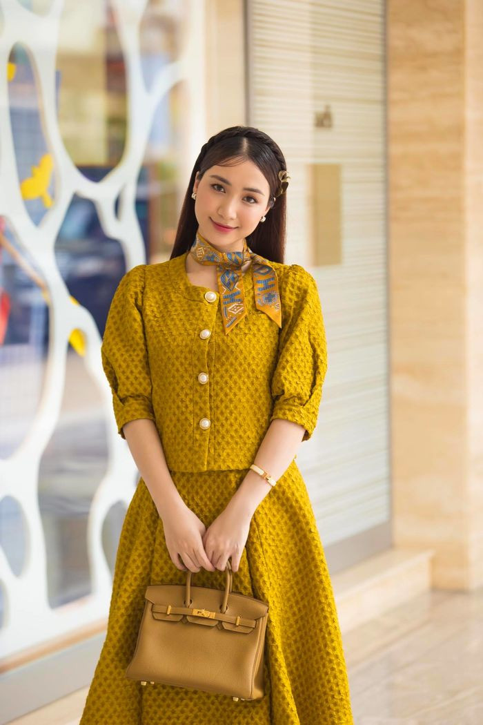 Ngoài ra, Hòa Minzy còn sở hữu một chiếc tương tự với phiên bản màu vàng da bò, khoảng hơn nửa tỷ đồng.