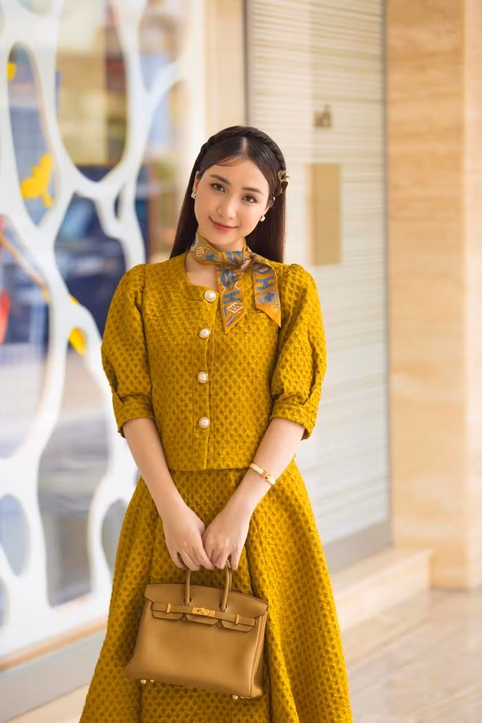 Ngoài ra, Hòa Minzy còn sở hữu một chiếc tương tự với phiên bản màu vàng da bò, khoảng hơn nửa tỷ đồng.