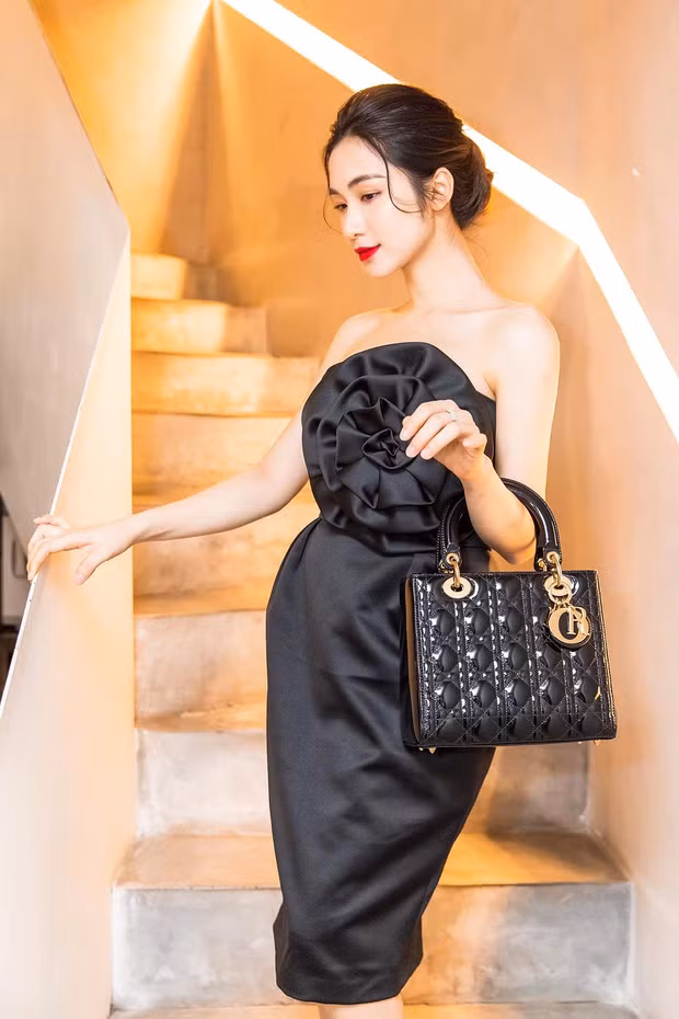 Không chỉ thương hiệu Hermès, ca sĩ Hoà Minzy cũng sử dụng thêm nhiều túi xách hàng hiệu khác. Đơn cử như túi Lady Dior da bê đen hơn 113 triệu đồng…