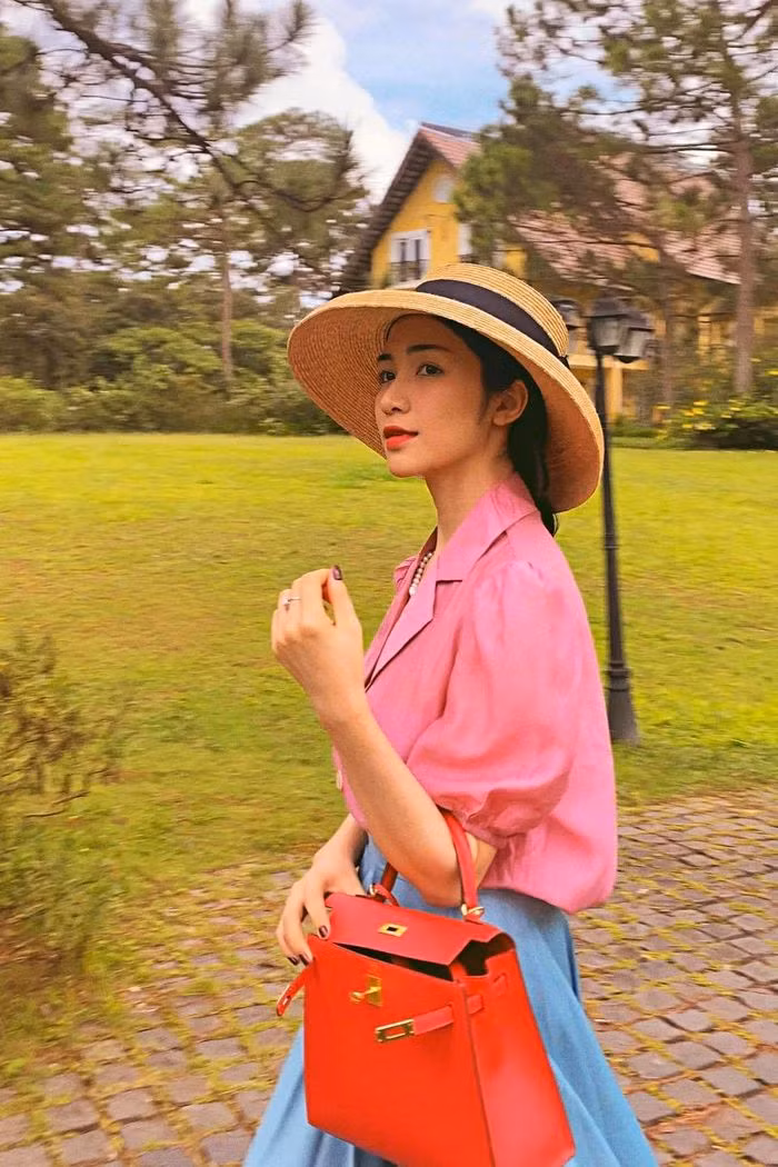 Nữ ca sĩ cũng sở hữu chiếc Hermes Kelly bản màu đỏ nổi bật giá trị khoảng hơn 300 triệu đồng.