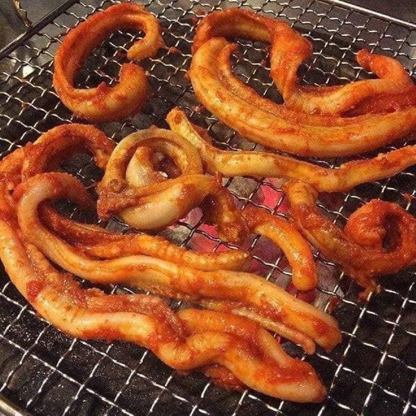 Tuy có hình dáng xấu xí nhưng thịt cá mút đá lại có màu trắng tươi bắt mắt, dai và có mùi thơm nhẹ. Ảnh: Facebook