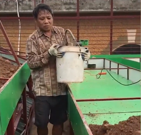 Để có vườn rau xanh tốt như hiện nay, anh Khải chi không dưới 200 triệu tiền mua sắt, hàng chục tấn đất... Ảnh chụp màn hình