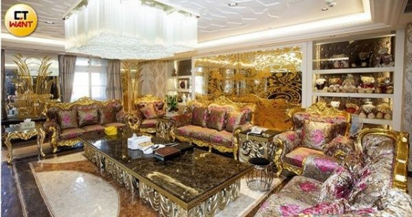 Nhiều món đồ trang trí trong nhà được dát vàng lộng lẫy. Ảnh: Suara