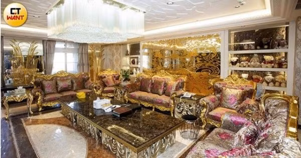 Nhiều món đồ trang trí trong nhà được dát vàng lộng lẫy. Ảnh: Suara