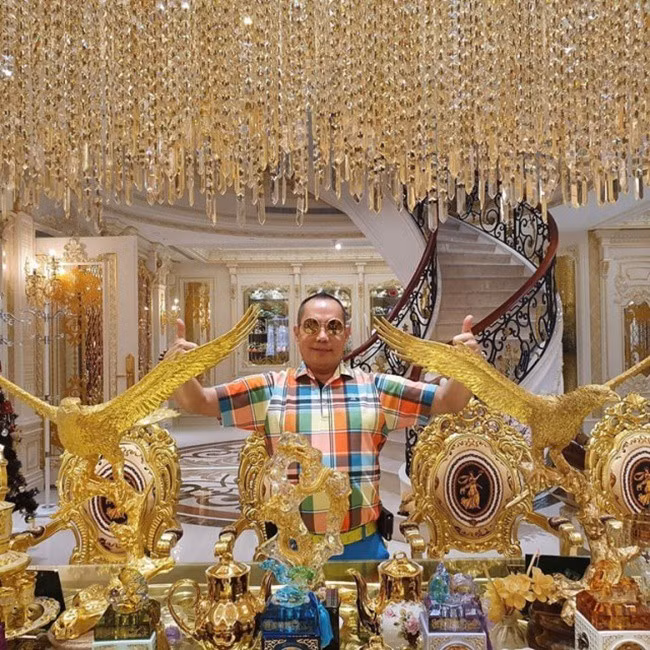 Ông Hu chia sẻ bí quyết bí quyết khiến 4 "người vợ" đều hạnh phúc là cho mỗi người một tầng lầu riêng và được quyền trang trí tùy theo sở thích. Ảnh: Suara