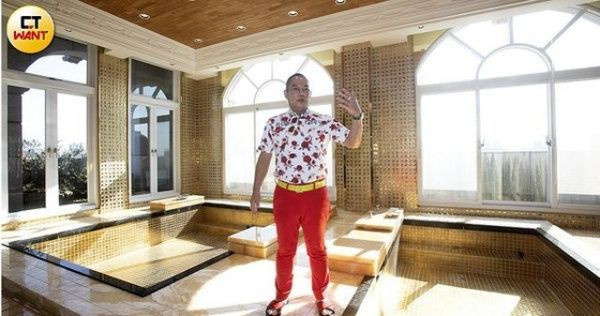 Hu Han Feng còn thiết kế phòng tắm hạnh phúc trên tầng 8, bao gồm 4 buồng tắm trong suốt nhằm mục đích thỉnh thoảng tắm chung cùng các bà vợ. Ảnh: Suara