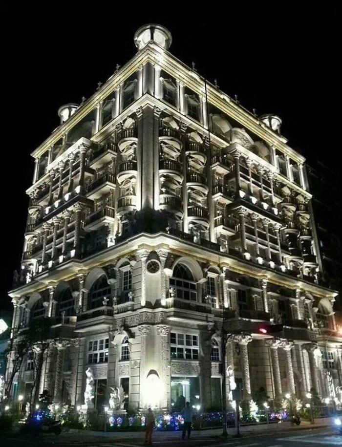 Theo báo chí xứ Đài đưa tin, Hu Han-feng đã chi hơn 400 triệu Đài tệ (xấp xỉ 300 tỷ đồng) để xây dựng dinh thự nguy nga 8 tầng cho các bà vợ, nhân tình và con của ông sinh sống. Ảnh: Suara